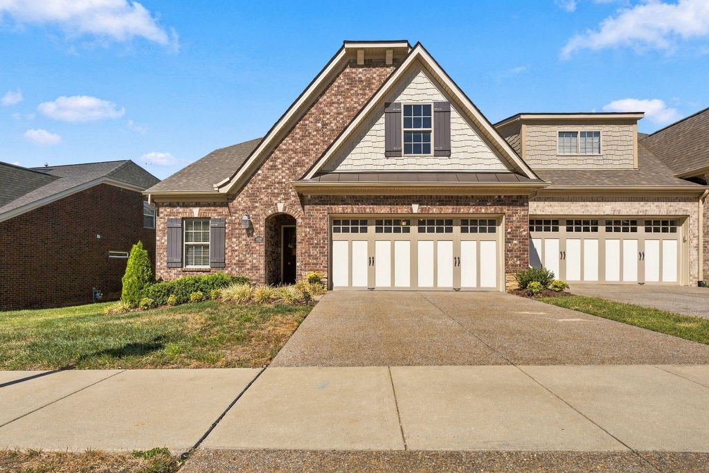 912 Cherry Grove Dr, Hendersonville