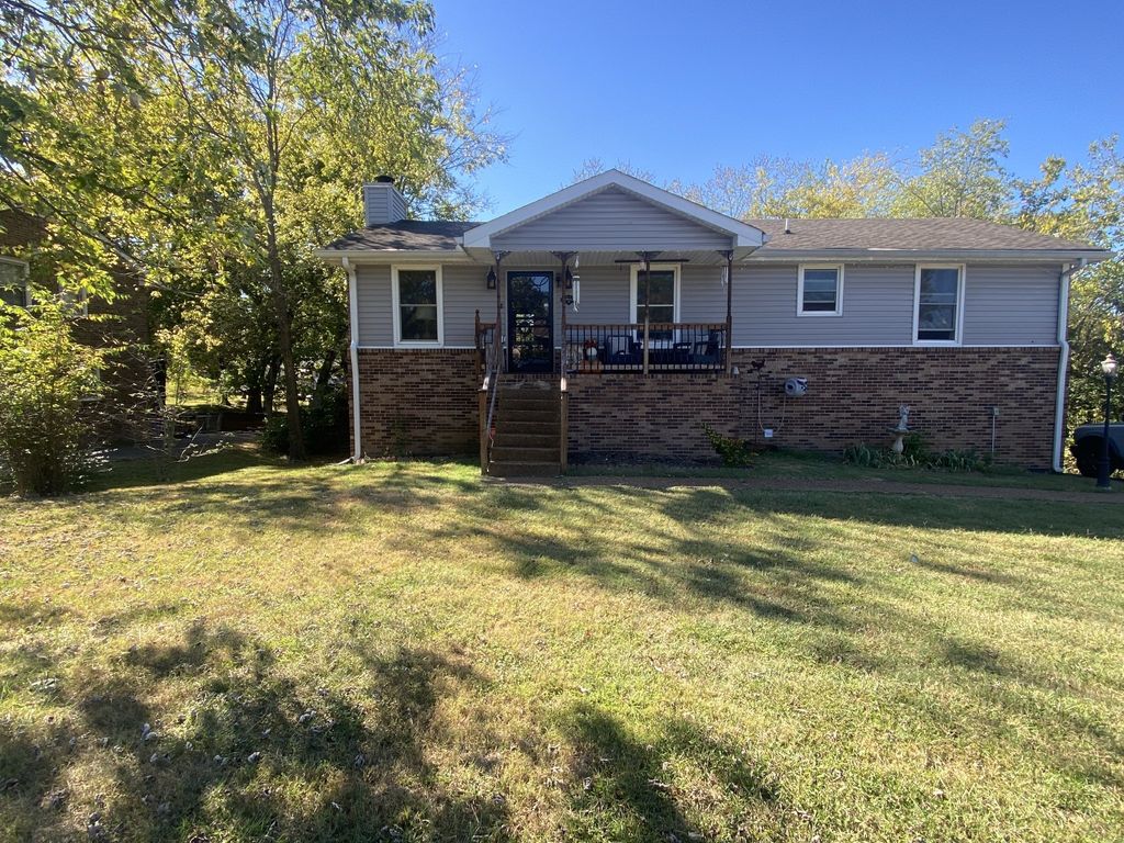 121 Overlook Dr, Hendersonville