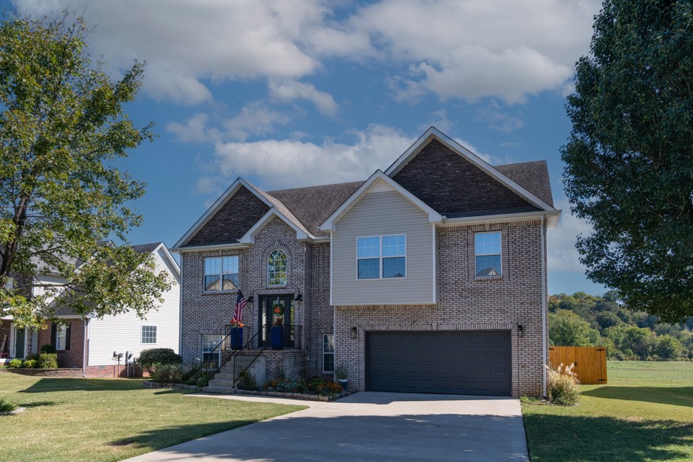 Photo for MLS 3615401 in 853 E Accipiter Cir Clarksville, TN - 37043