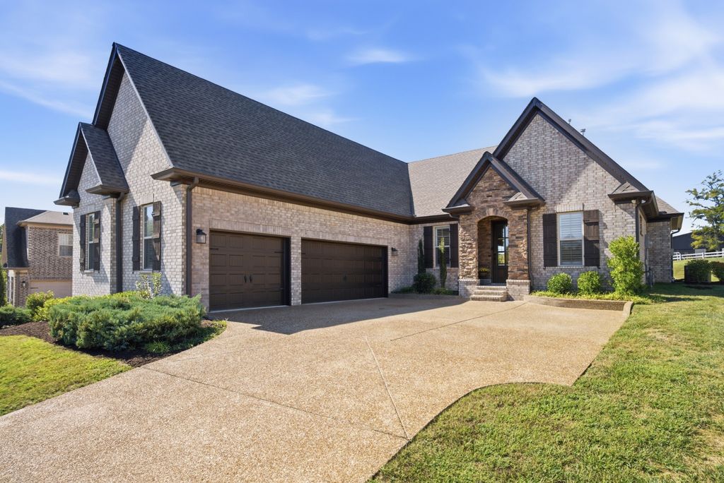 971 Luxborough Dr, Hendersonville