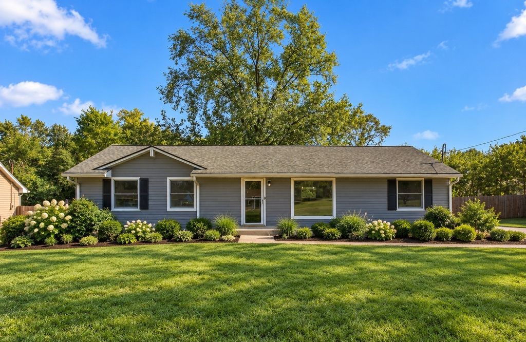 106 Cedarcrest Dr, Hendersonville