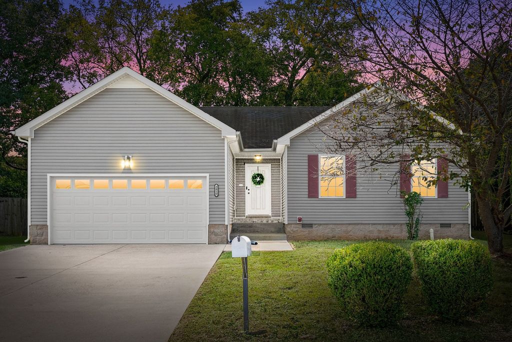 3810 Maliki Dr, Clarksville