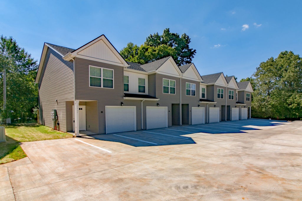 1960 Batts Ln, Clarksville