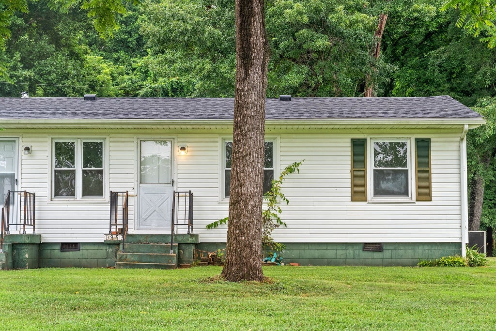 1953 Batts Ln, Clarksville