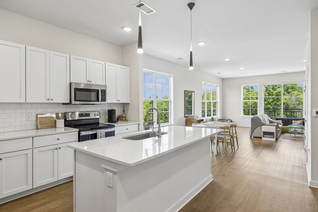 600 E Trinity Ln 208, Nashville