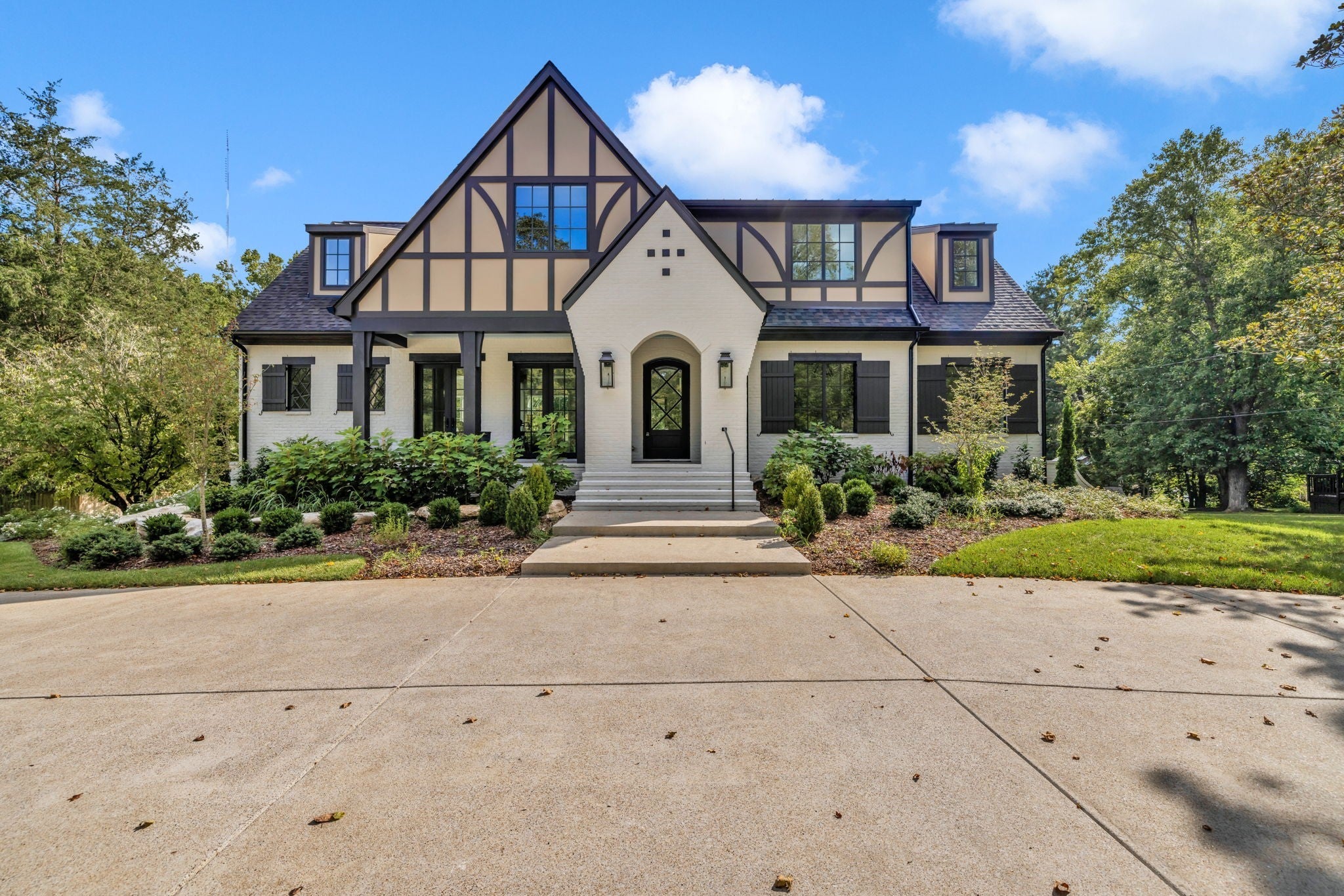 Home for sale in 1925 Shamrock Dr Brentwood, TN