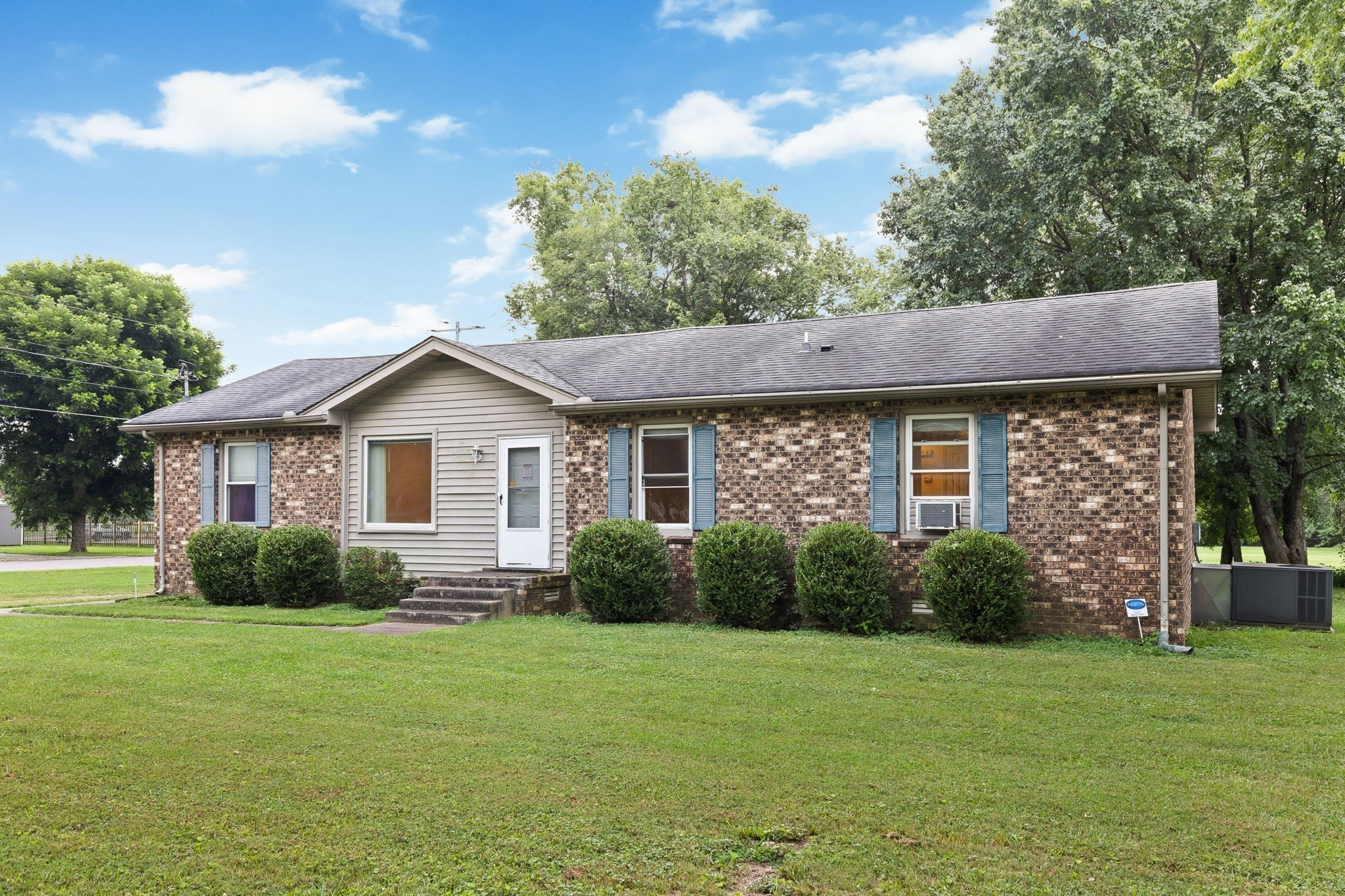 Home for sale in 102 Creekwood Ln Hendersonville, TN