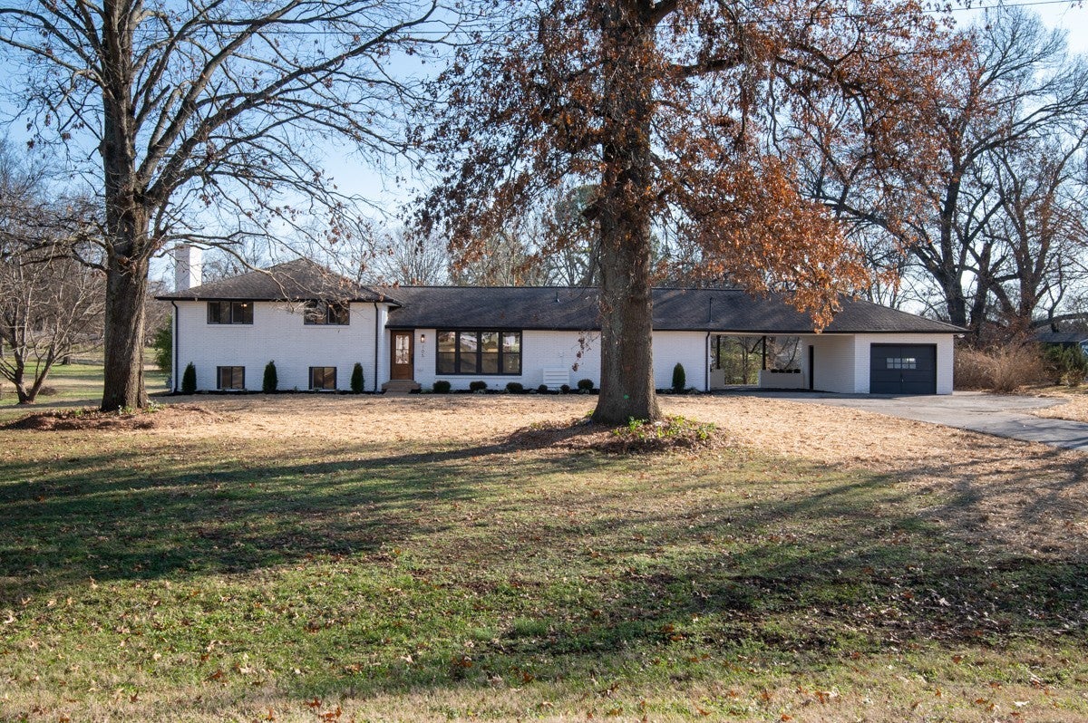Home for sale in 105 Cumberland Shores Dr Hendersonville, TN
