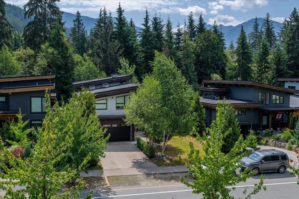 3324 Mamquam Road, Squamish