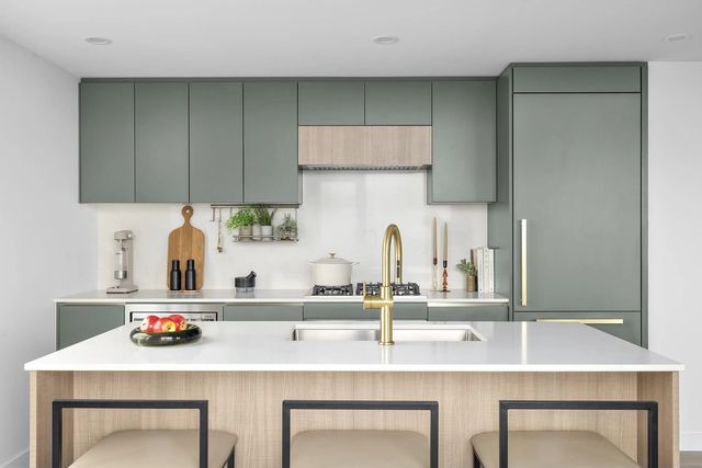 13573 98a Avenue 2303, Surrey