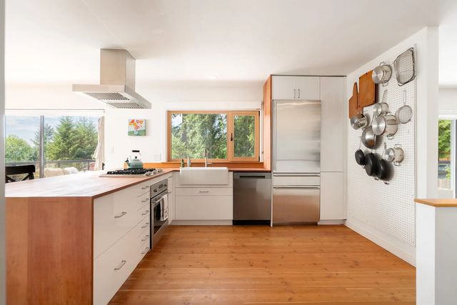 1569 Whitesails Drive, Bowen Island