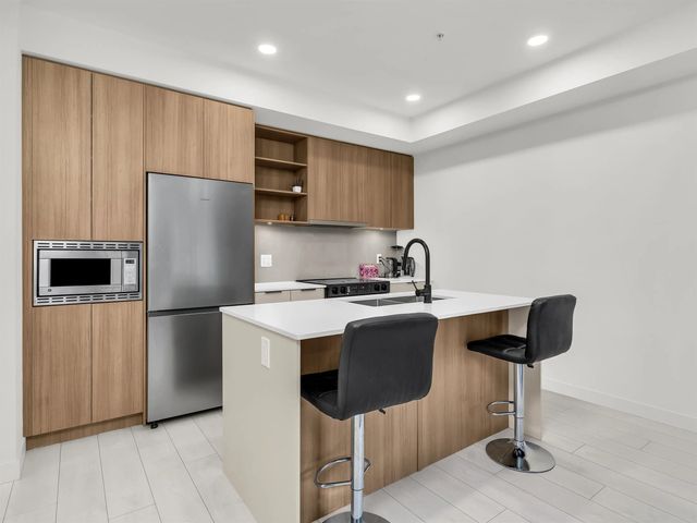 13439 94a Avenue 204, Surrey