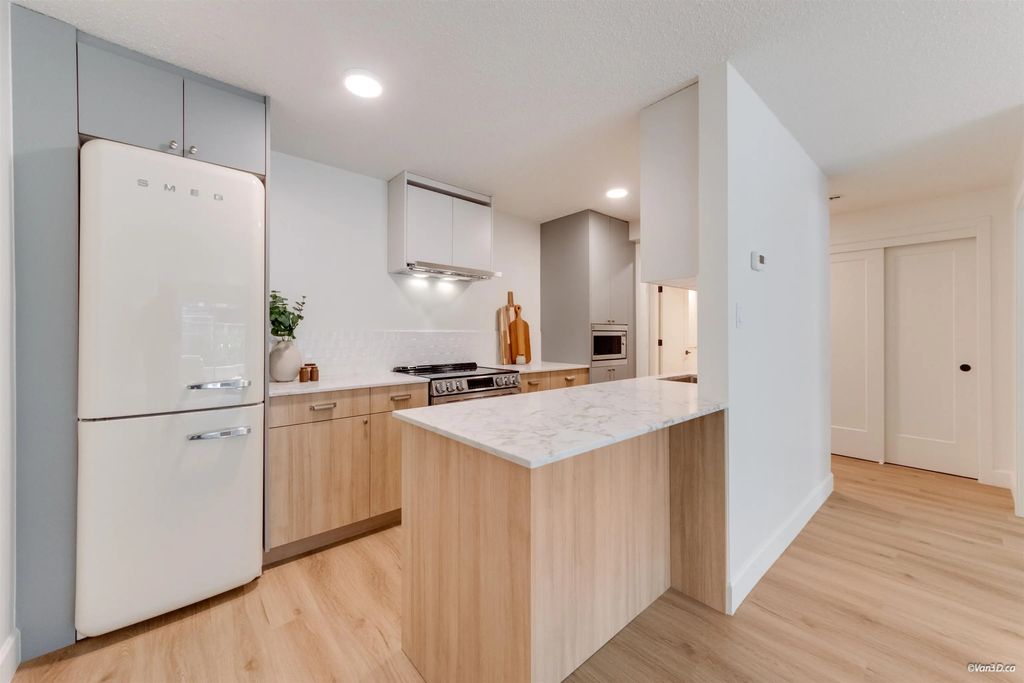 270 W 3rd Street 102, North Vancouver