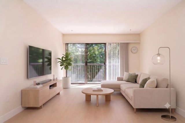 15020 North Bluff Road 208, White Rock