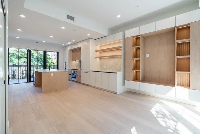 551 W 28th Avenue 107, Vancouver