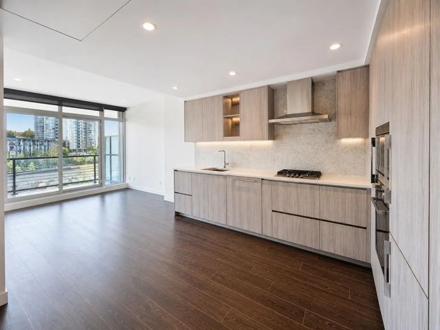 4720 Lougheed Highway 407, Burnaby