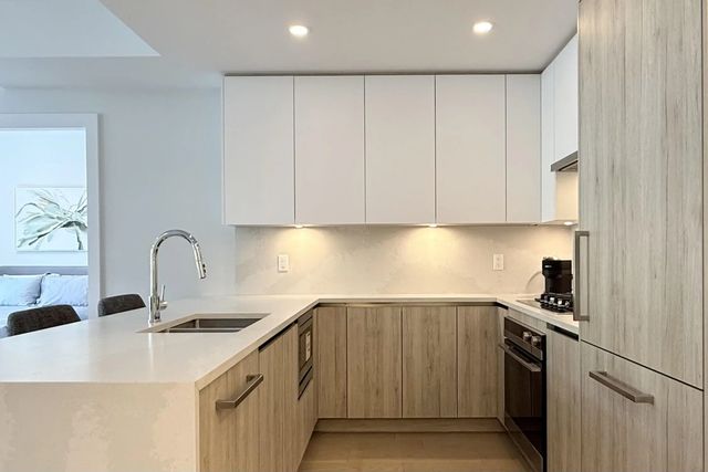 423 6th Street 2-bdrm, West Vancouver