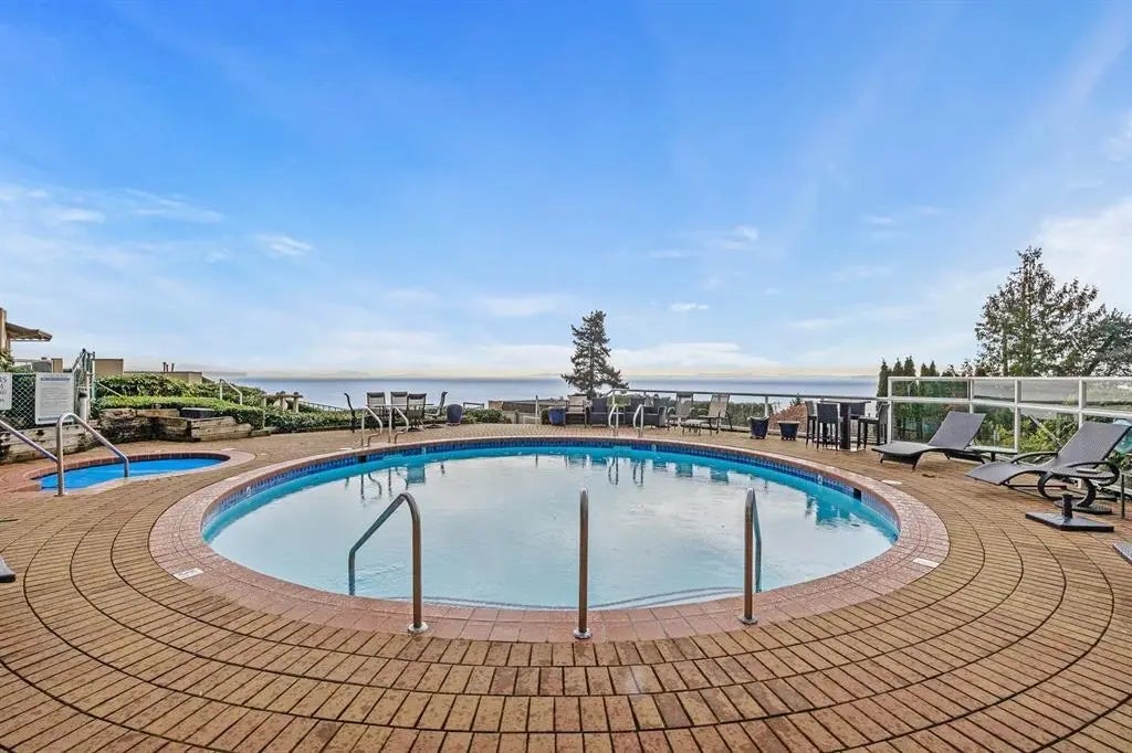 15025 Victoria Avenue 102, White Rock