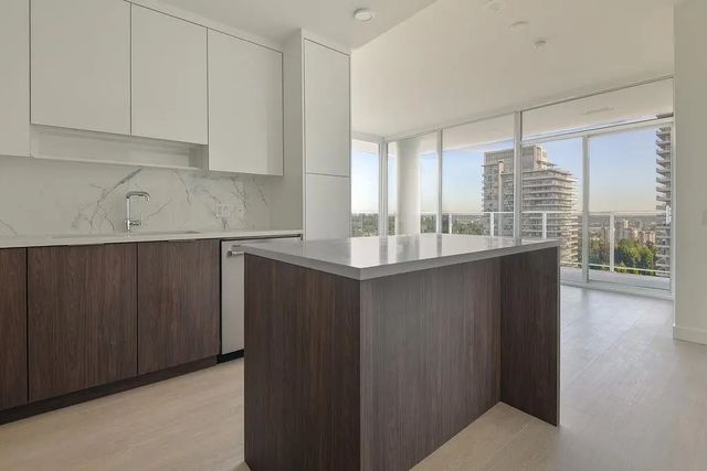699 Whiting Way 2106, Coquitlam