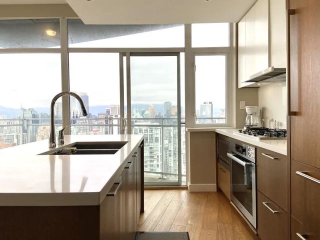 1372 Seymour 4203, Vancouver