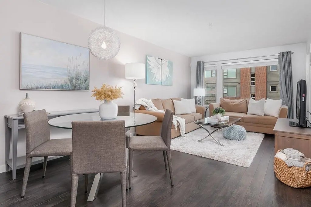 1673 Lloyd Avenue 301, North Vancouver