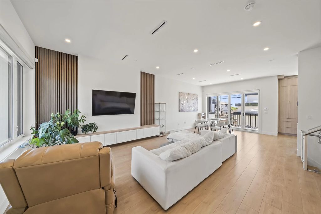 742 E 58th Avenue, Vancouver
