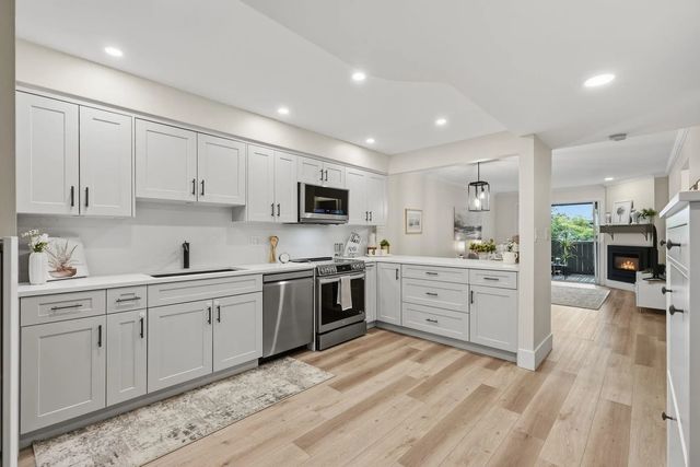 1538 Bowser Avenue 102, North Vancouver