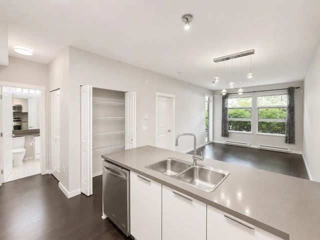 607 Cottonwood Avenue 108, Coquitlam