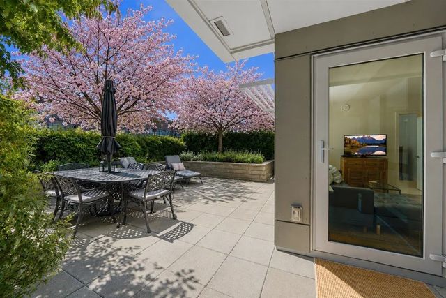 1061 Marine Drive 207, North Vancouver