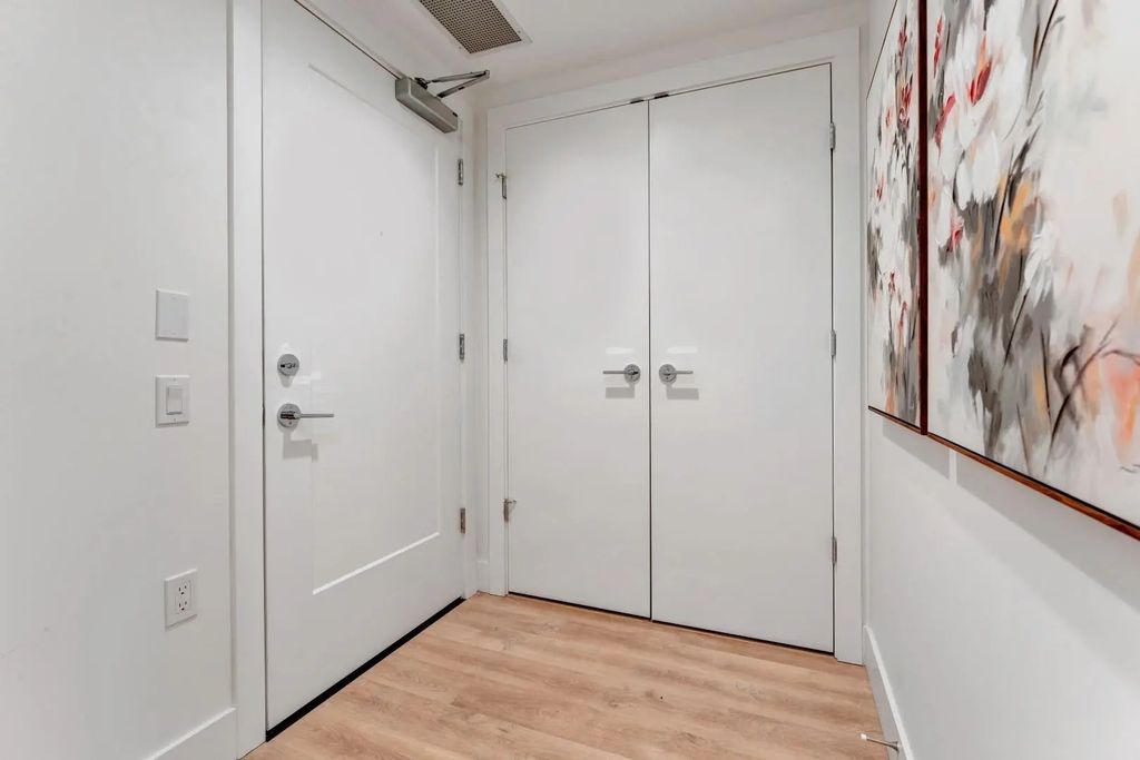 2325 Emery Court 105, North Vancouver