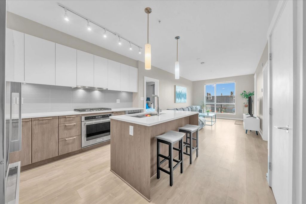 625 E 3rd Street 303, North Vancouver