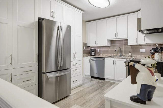 5375 205 Street 302, Langley