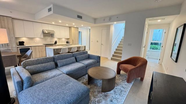 423 6th Street 114, West Vancouver