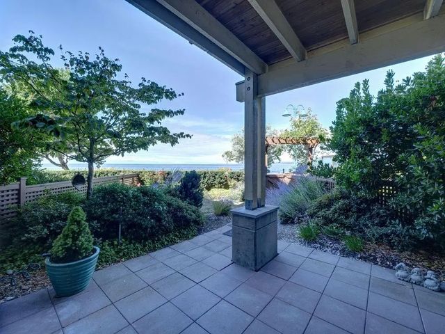 5160 Davis Bay Road 105, Sechelt