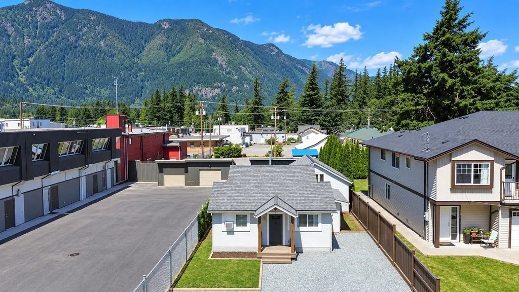325 Hudson Bay Street, Hope