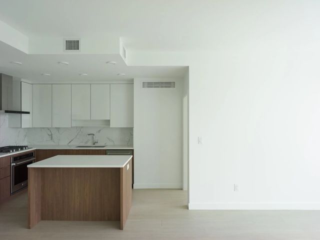 699 Whiting Way 2101, Coquitlam