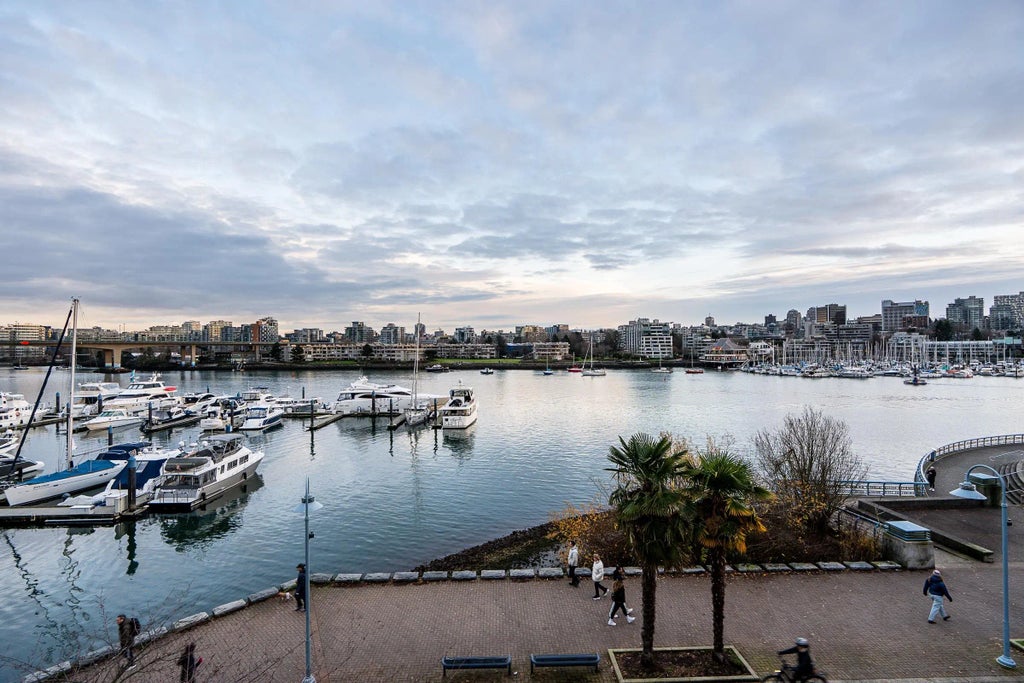 1228 Marinaside Crescent 122, Vancouver