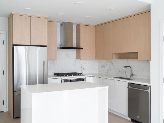 699 Whiting Way 2607, Coquitlam
