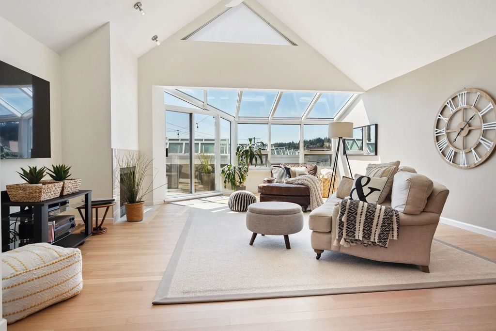 1107 Elm Street, White Rock