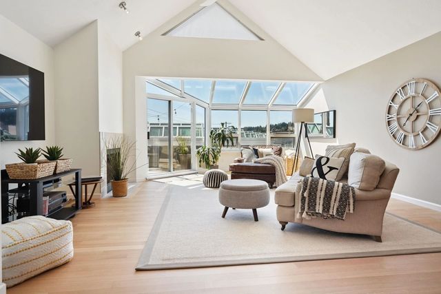 1107 Elm Street, White Rock