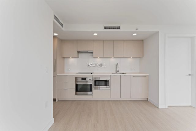 13675 107a Avenue 3402, Surrey