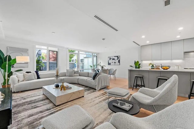 1331 Marine Drive 202, West Vancouver