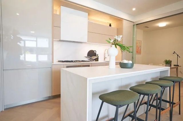 1342 Johnston Road 208, White Rock