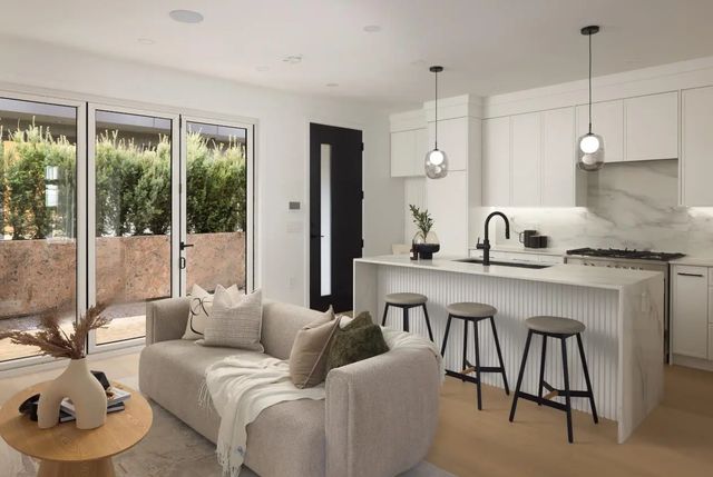 421 W 23rd Avenue 1, Vancouver