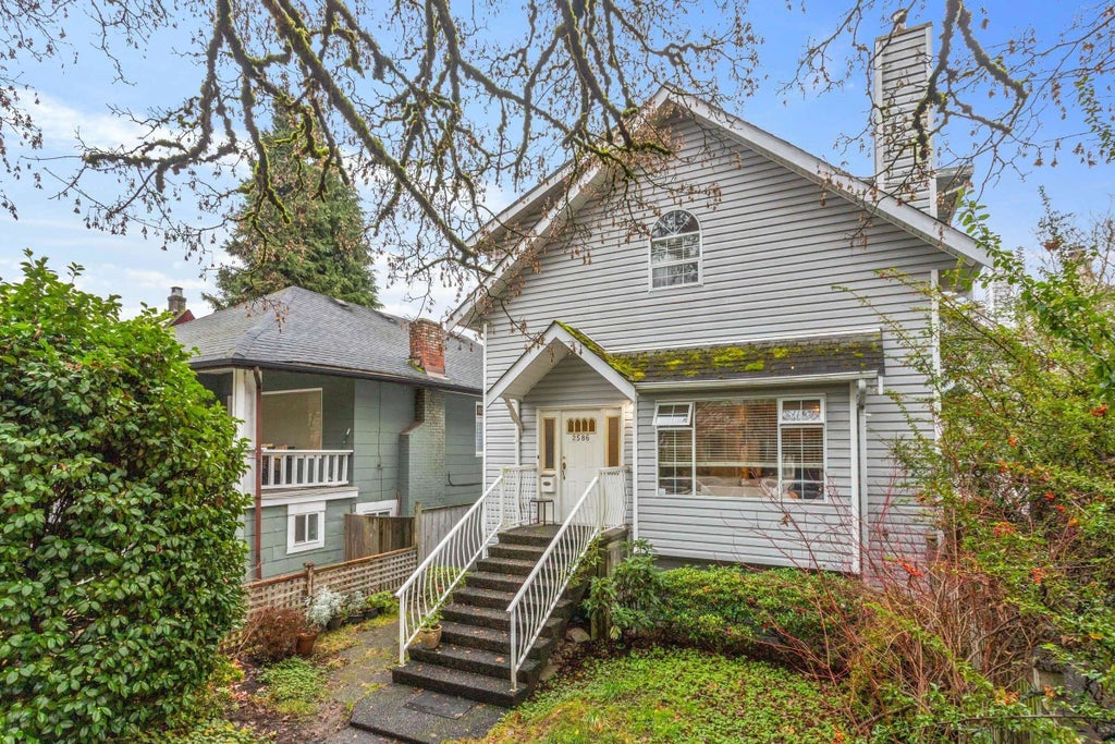 2586 W 8th Avenue, Vancouver