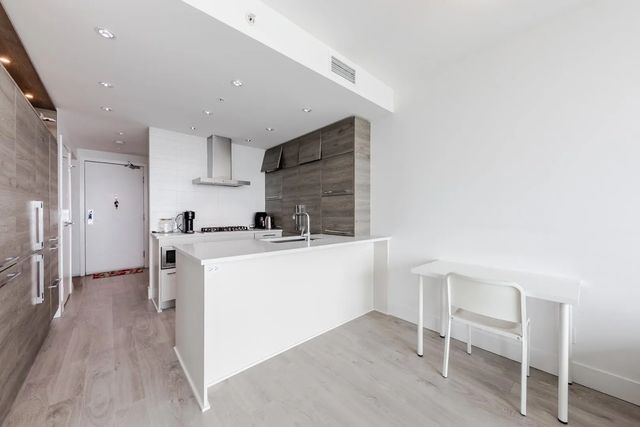 7388 Kingsway 3006, Burnaby