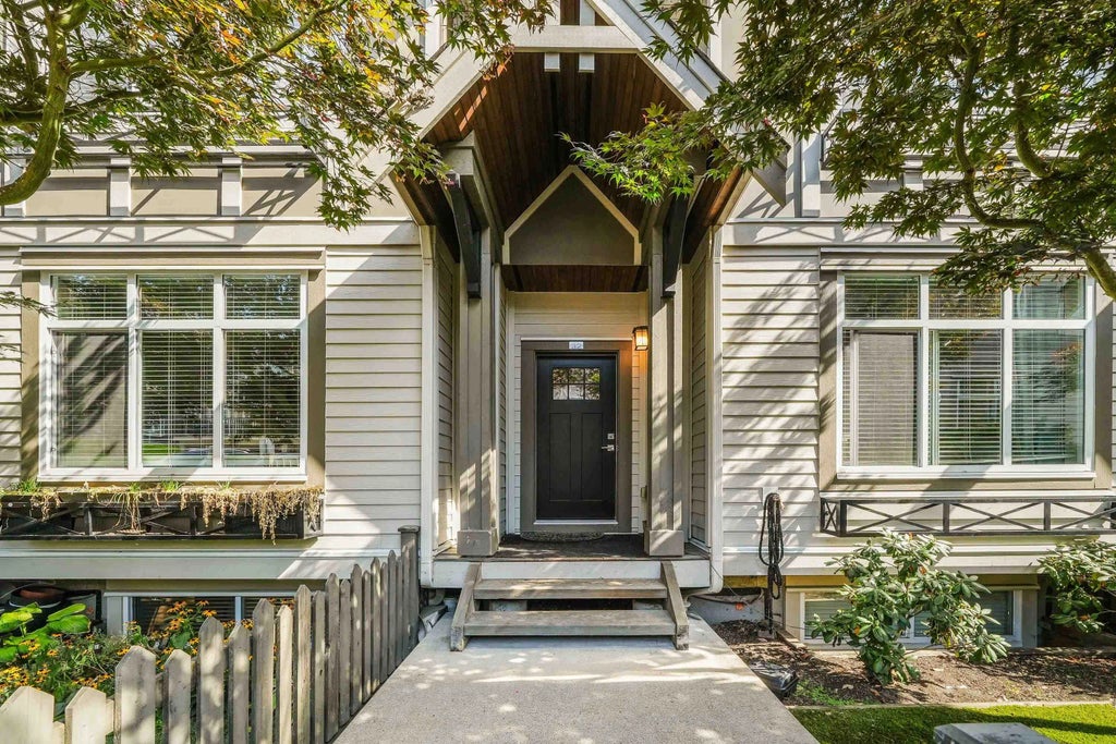 6588 195a Street 32, Surrey