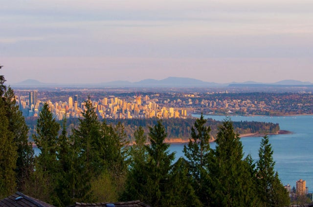 2307 Kadlec Court, West Vancouver