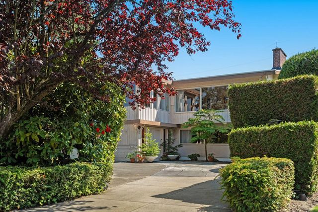8660 Fairfax Crescent, Richmond