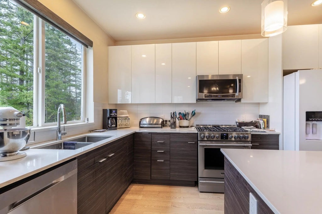 5782 Marine Way 101, Sechelt